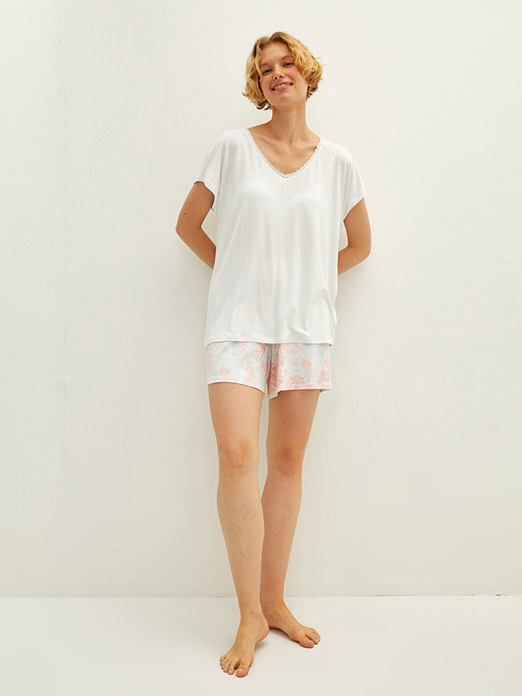 Pembe V Yaka Baskılı Kısa Kollu Viskon Kadın Şortlu Pijama Takımı-1