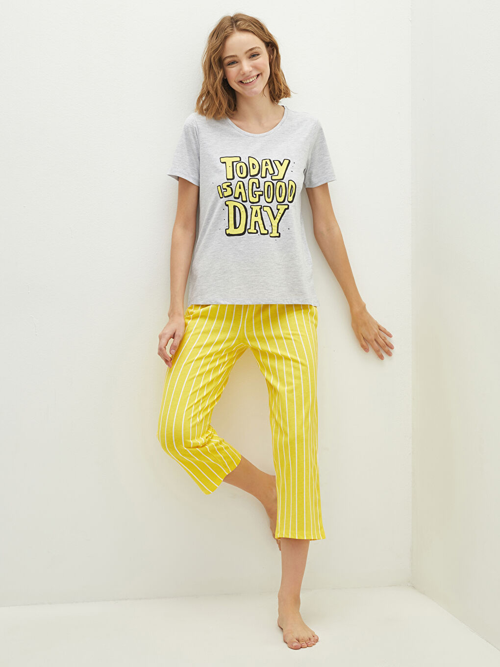 LCW DREAM Sari Bisiklet Yaka Slogan Baskılı Kısa Kollu Kadın Kaprili Pijama Takımı
