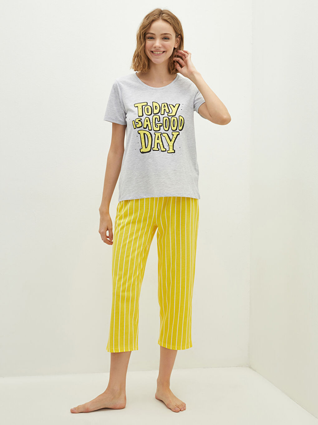 LCW DREAM Sari Bisiklet Yaka Slogan Baskılı Kısa Kollu Kadın Kaprili Pijama Takımı - 1