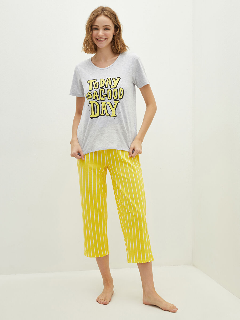 LCW DREAM Sari Bisiklet Yaka Slogan Baskılı Kısa Kollu Kadın Kaprili Pijama Takımı - 3