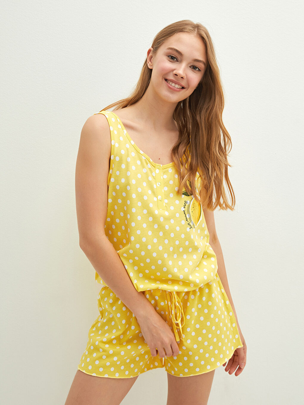 Ženski kombinezon od pamuka sa štampanim dezenom, U izrezom i detaljima sa dugmadima-1