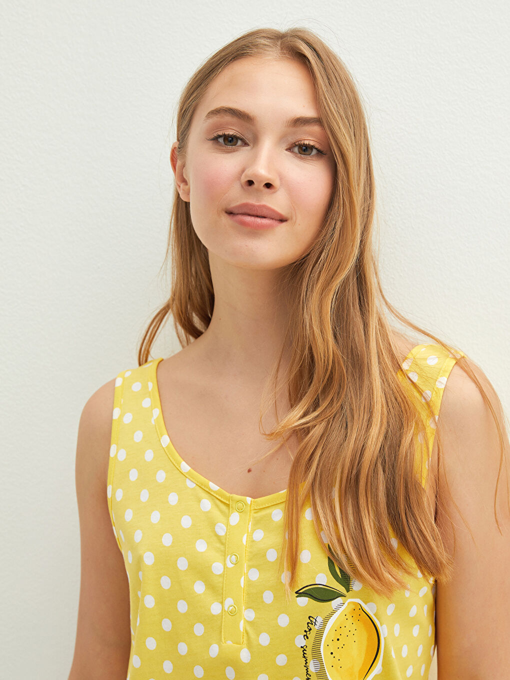 Ženski kombinezon od pamuka sa štampanim dezenom, U izrezom i detaljima sa dugmadima-2