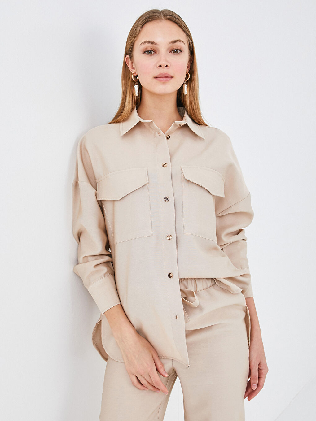 Bej Cep Detaylı Bol Fit Uzun Kollu Kadın Gömlek-2