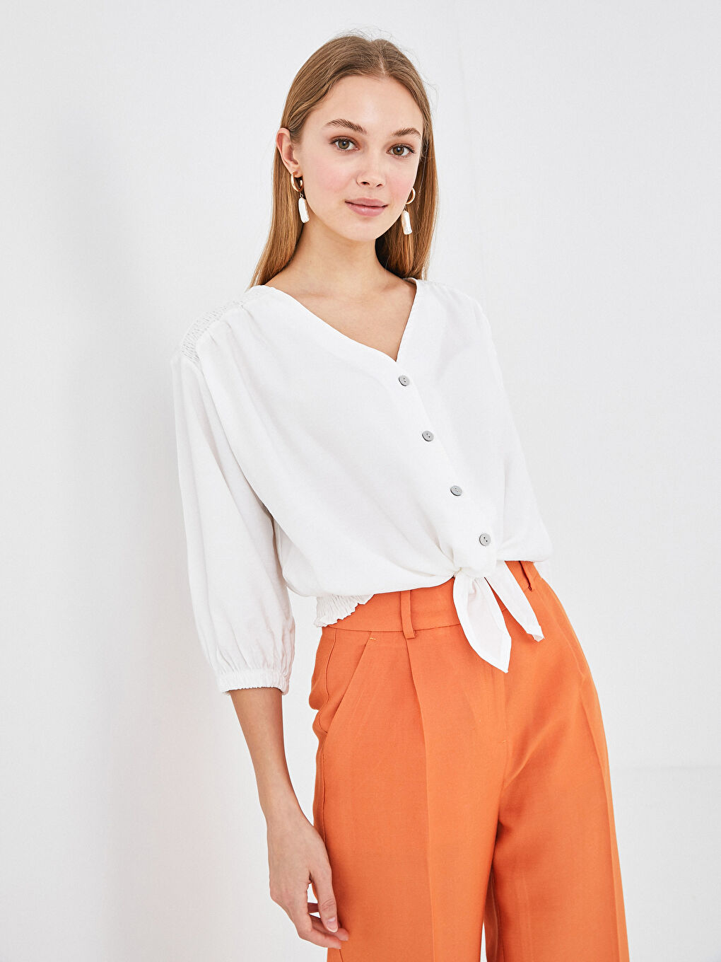Beyaz V Yaka Düğmeli Bağlama Detaylı Crop Kadın Bluz-1