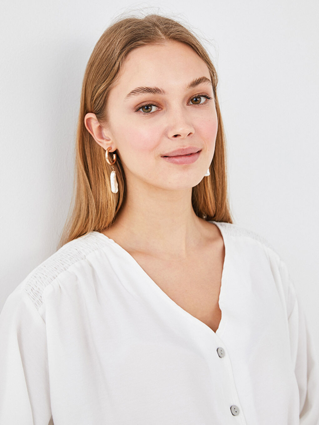 Beyaz V Yaka Düğmeli Bağlama Detaylı Crop Kadın Bluz-2