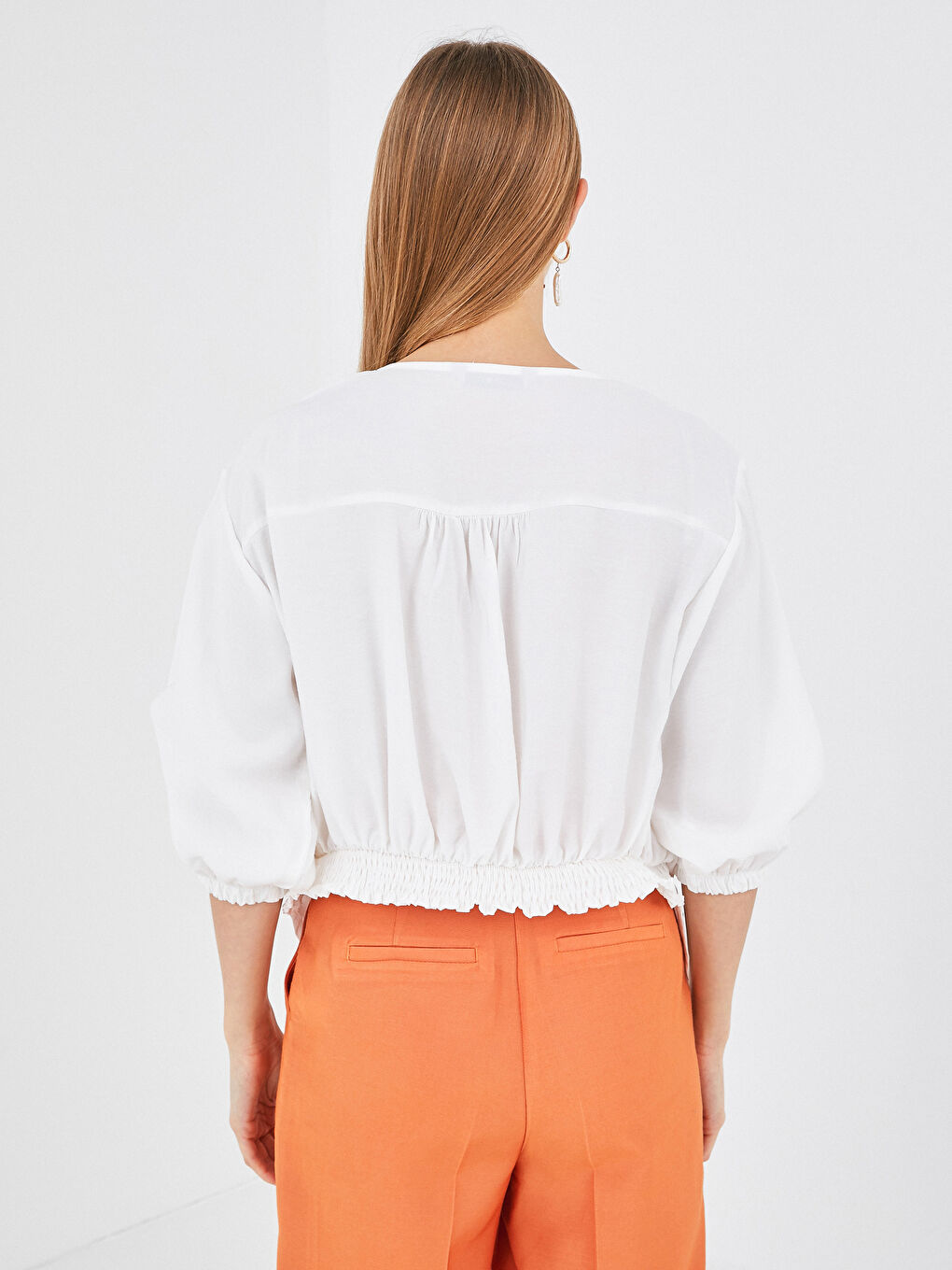Beyaz V Yaka Düğmeli Bağlama Detaylı Crop Kadın Bluz-3