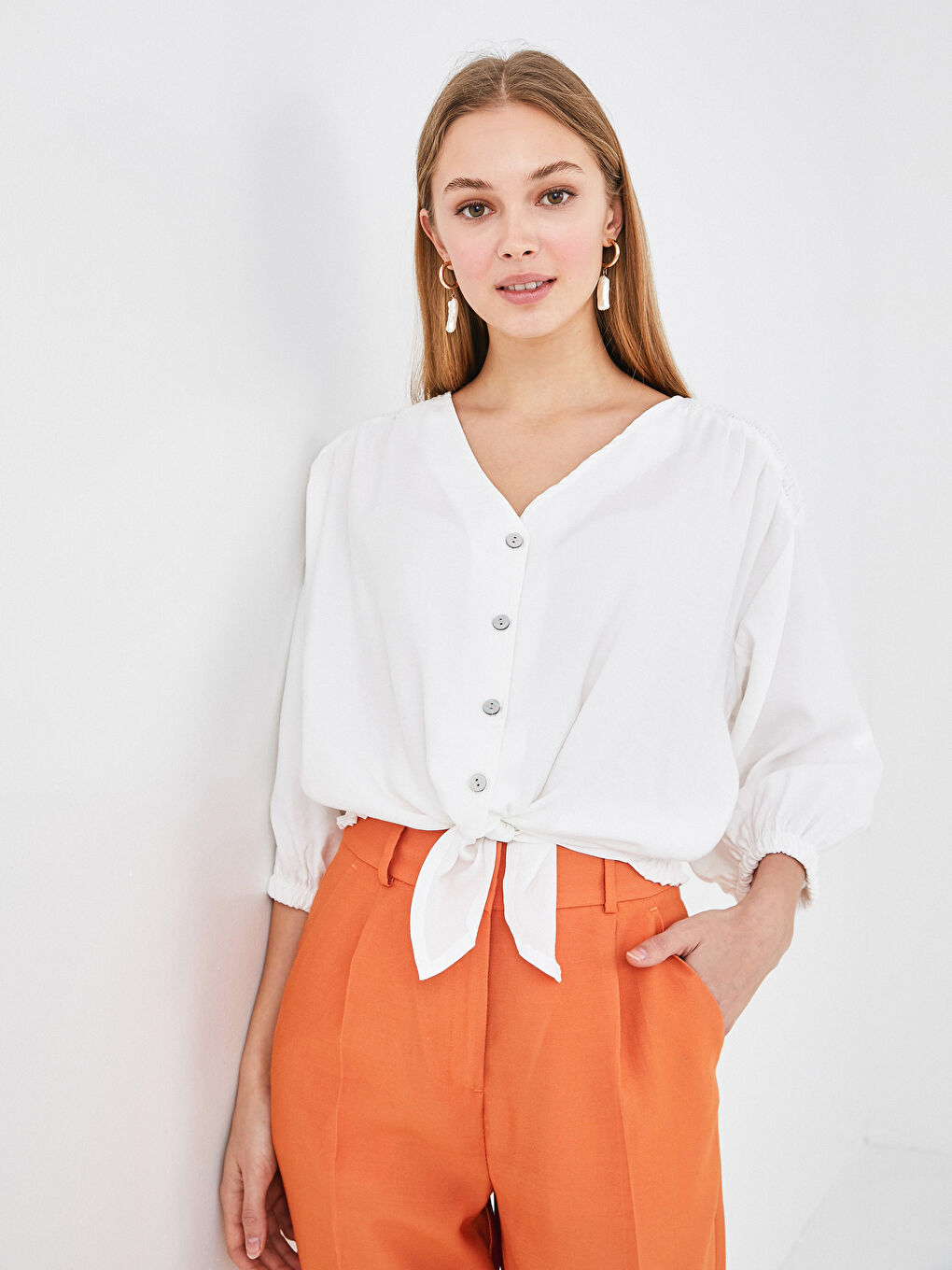Beyaz V Yaka Düğmeli Bağlama Detaylı Crop Kadın Bluz-4
