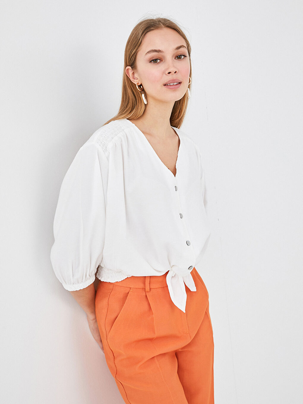 Beyaz V Yaka Düğmeli Bağlama Detaylı Crop Kadın Bluz