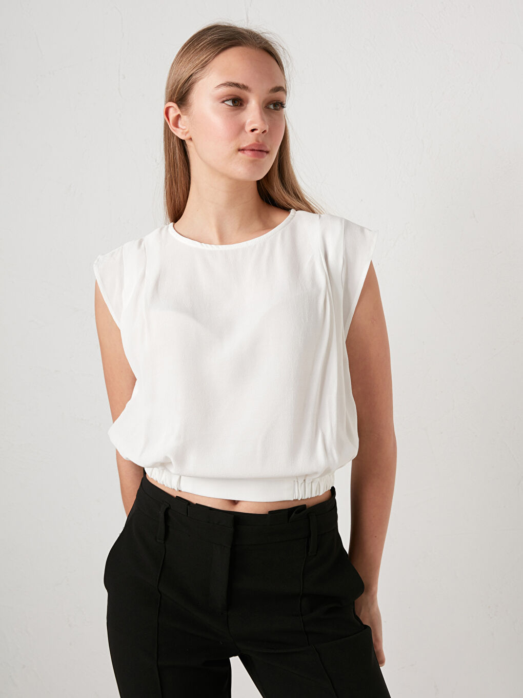 Beyaz Bisiklet Yaka Düz Crop Maroken Kumaş Kadın Bluz