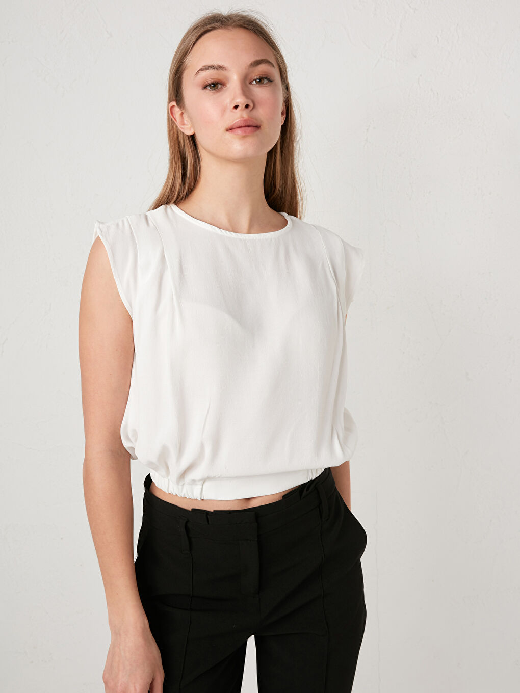 Beyaz Bisiklet Yaka Düz Crop Maroken Kumaş Kadın Bluz-1