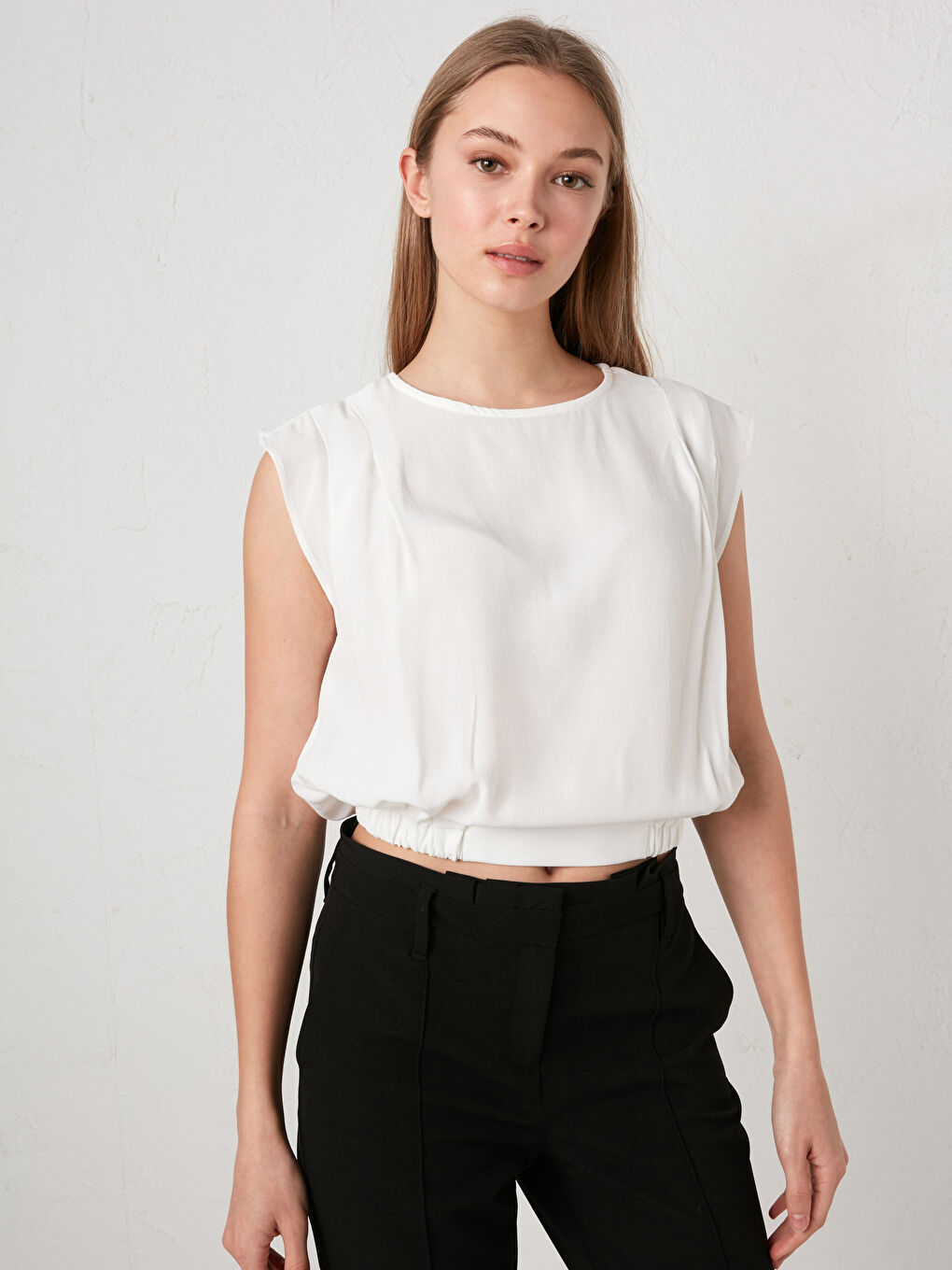 Beyaz Bisiklet Yaka Düz Crop Maroken Kumaş Kadın Bluz-2