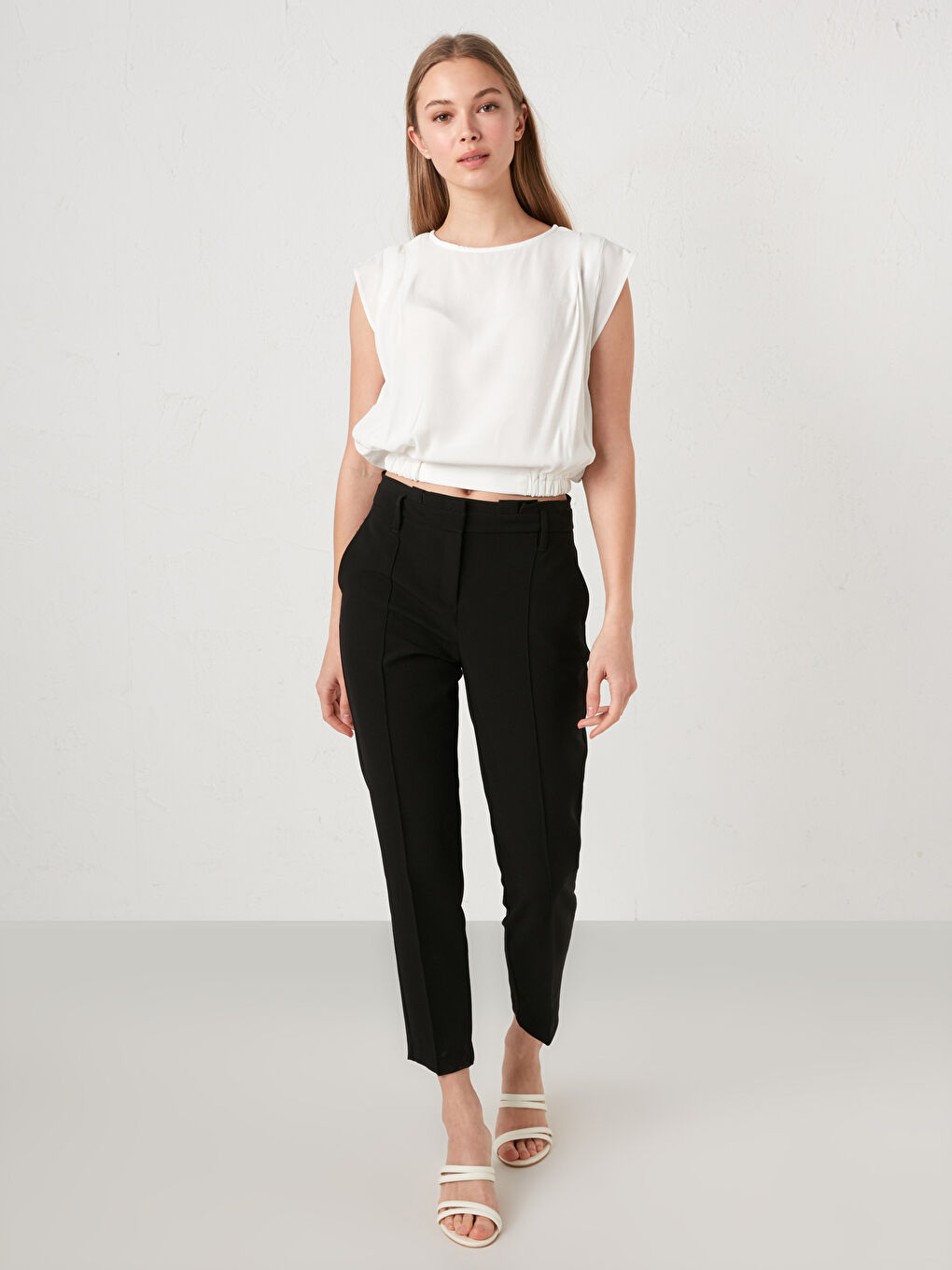 Beyaz Bisiklet Yaka Düz Crop Maroken Kumaş Kadın Bluz-3