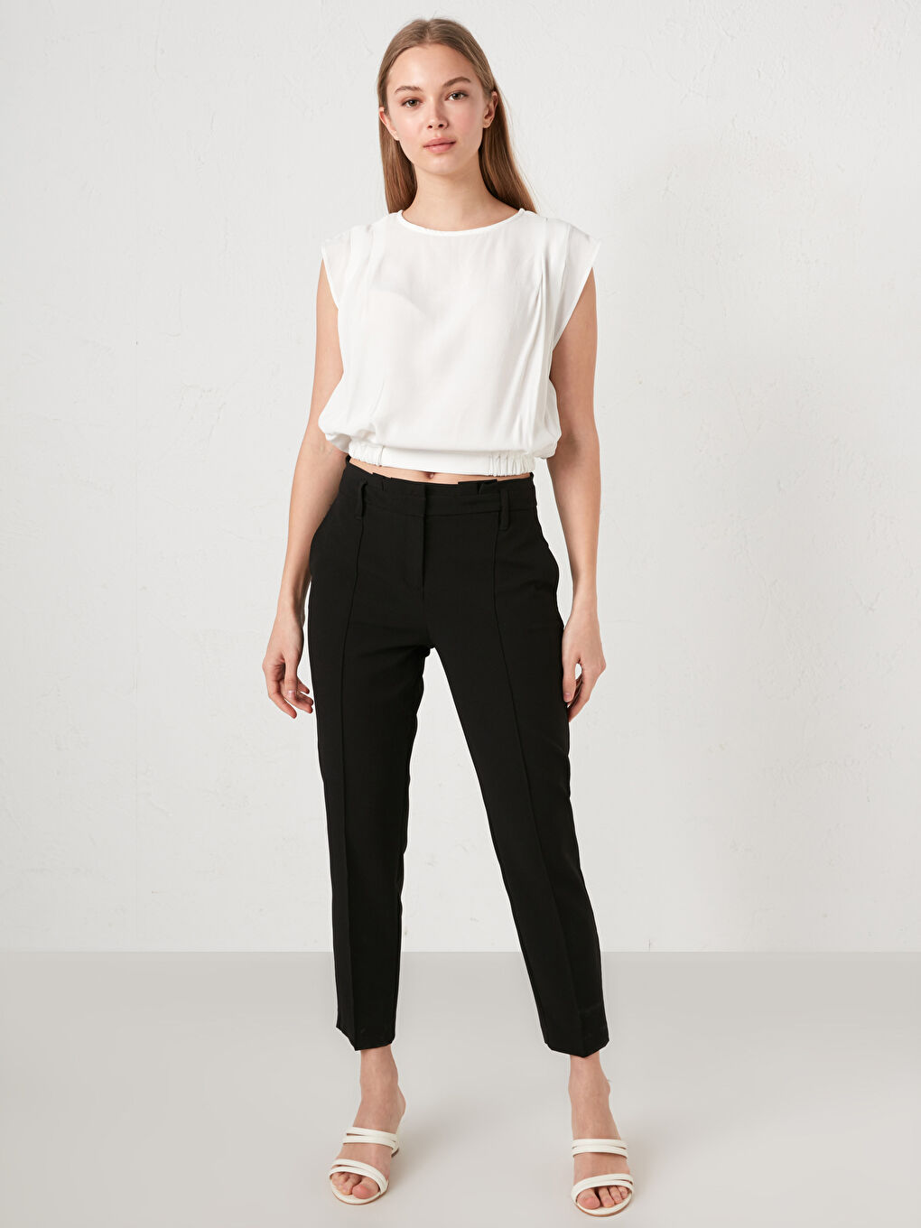 Beyaz Bisiklet Yaka Düz Crop Maroken Kumaş Kadın Bluz-4