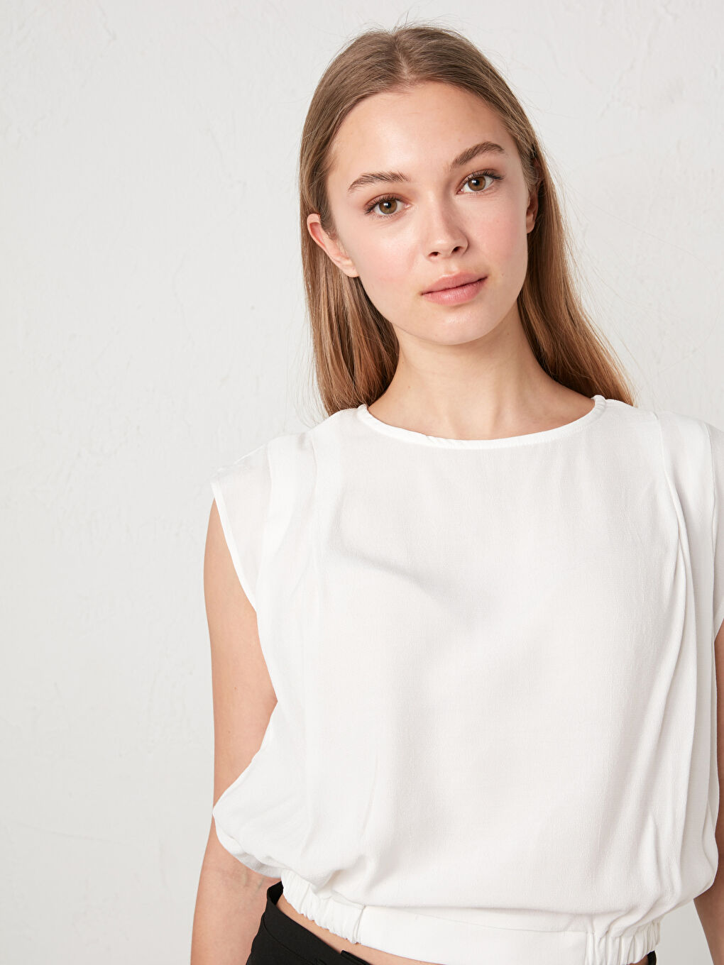 Beyaz Bisiklet Yaka Düz Crop Maroken Kumaş Kadın Bluz-5