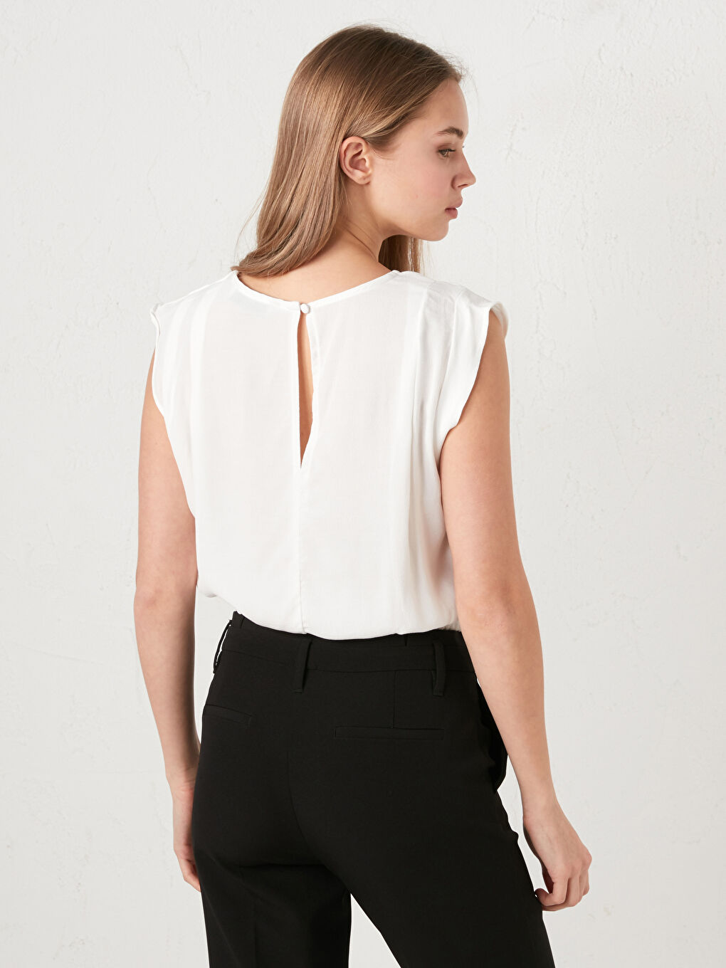 Beyaz Bisiklet Yaka Düz Crop Maroken Kumaş Kadın Bluz-6