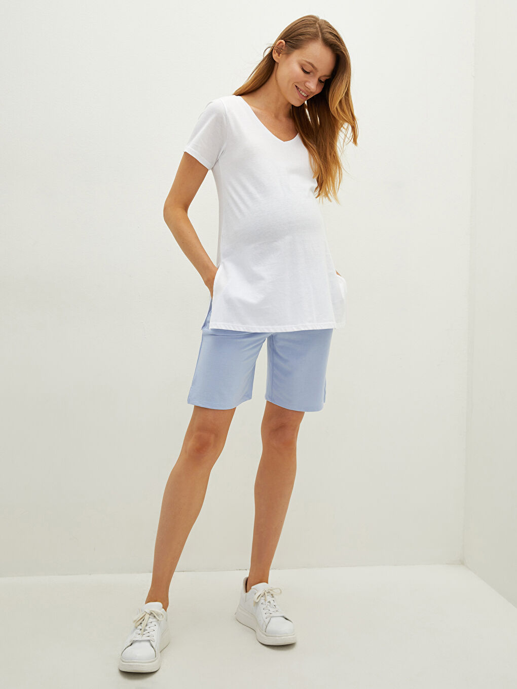 Beyaz V Yaka Düz Kısa Kollu Pamuklu Hamile Tişört-3