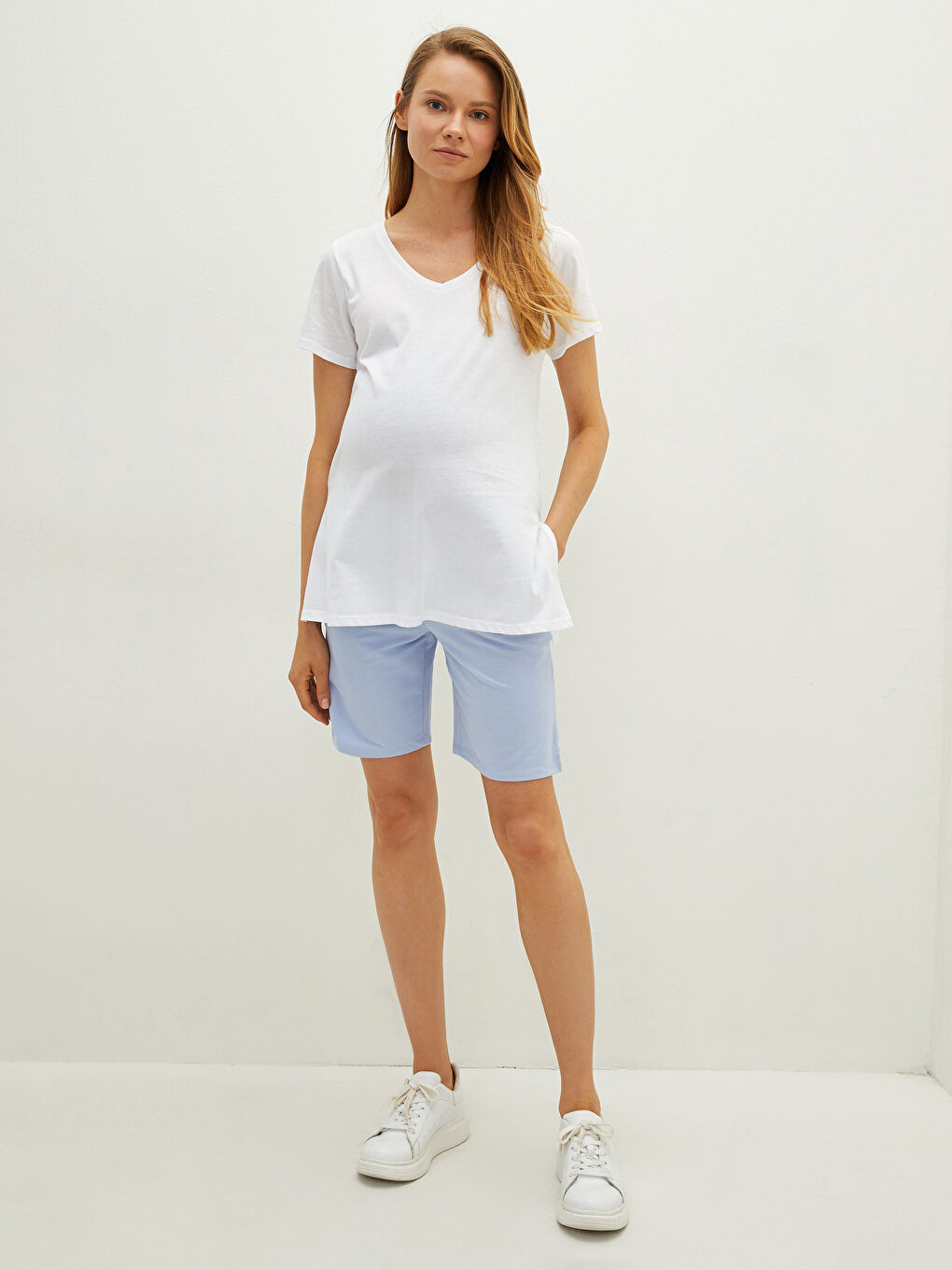 Beyaz V Yaka Düz Kısa Kollu Pamuklu Hamile Tişört-4