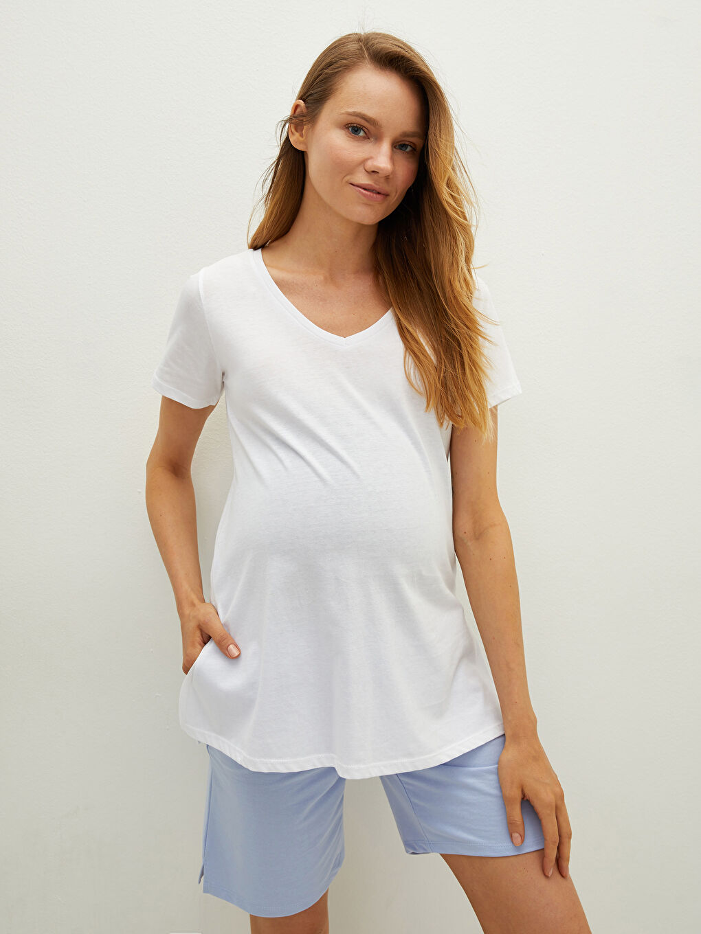 Beyaz V Yaka Düz Kısa Kollu Pamuklu Hamile Tişört-1