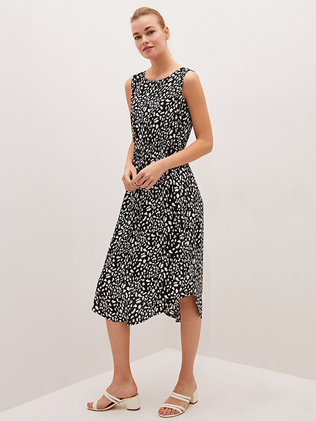 Siyah Bisiklet Yaka Desenli Beli Büzgü Detaylı Viskon Kadın Elbise