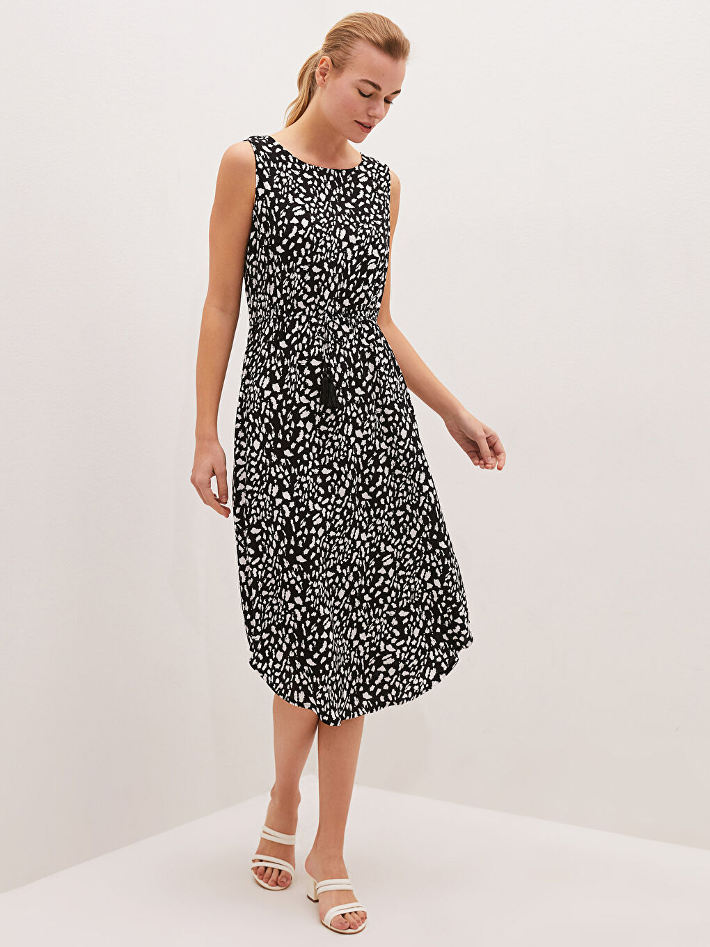 Siyah Bisiklet Yaka Desenli Beli Büzgü Detaylı Viskon Kadın Elbise-1