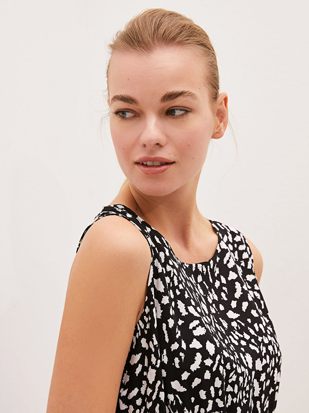 Siyah Bisiklet Yaka Desenli Beli Büzgü Detaylı Viskon Kadın Elbise-3