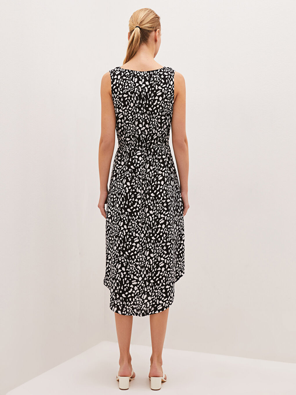 Siyah Bisiklet Yaka Desenli Beli Büzgü Detaylı Viskon Kadın Elbise-4