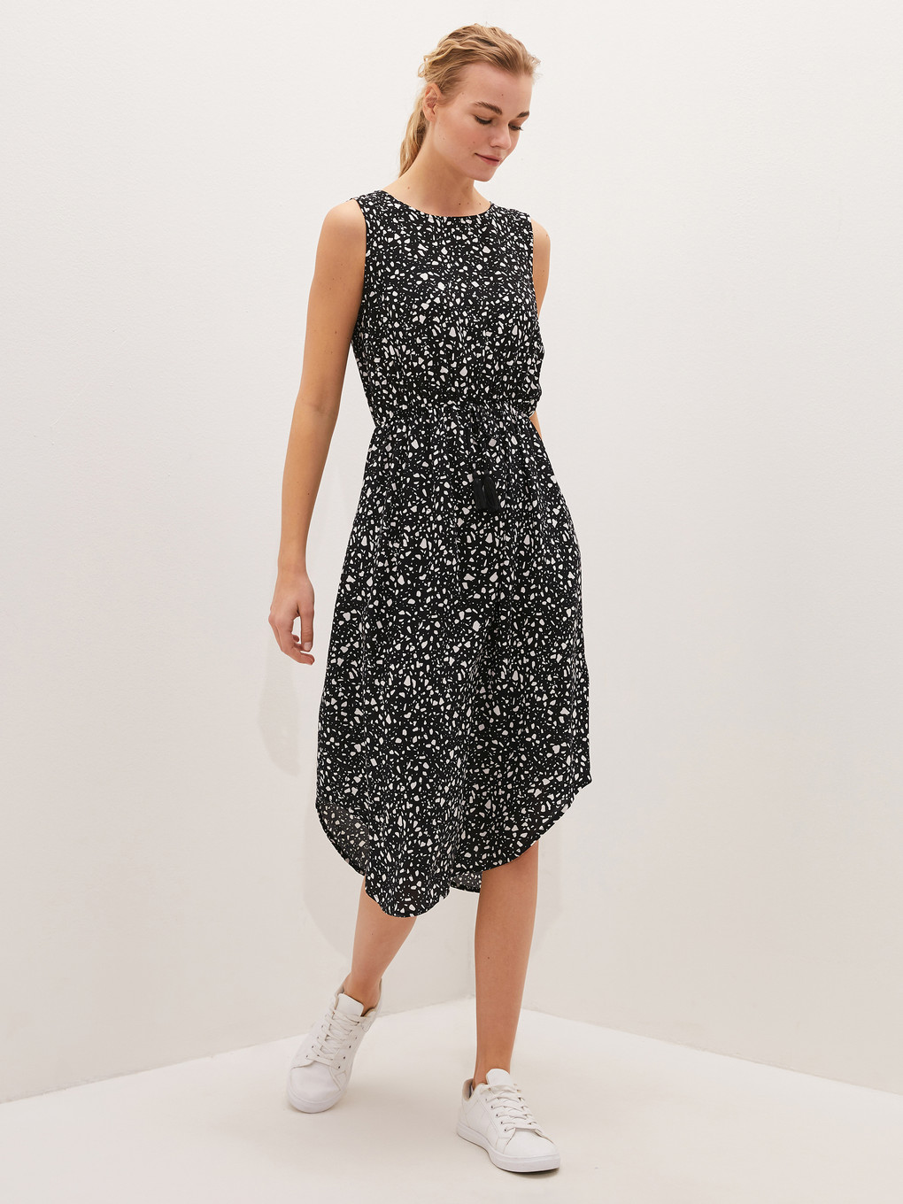 Gri Bisiklet Yaka Desenli Beli Büzgü Detaylı Viskon Kadın Elbise-4