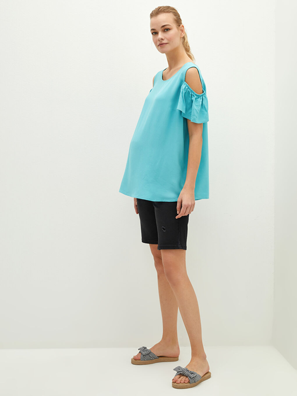 Blouse de grossesse en viscose à manches courtes avec détails à volants et encolure en U uni