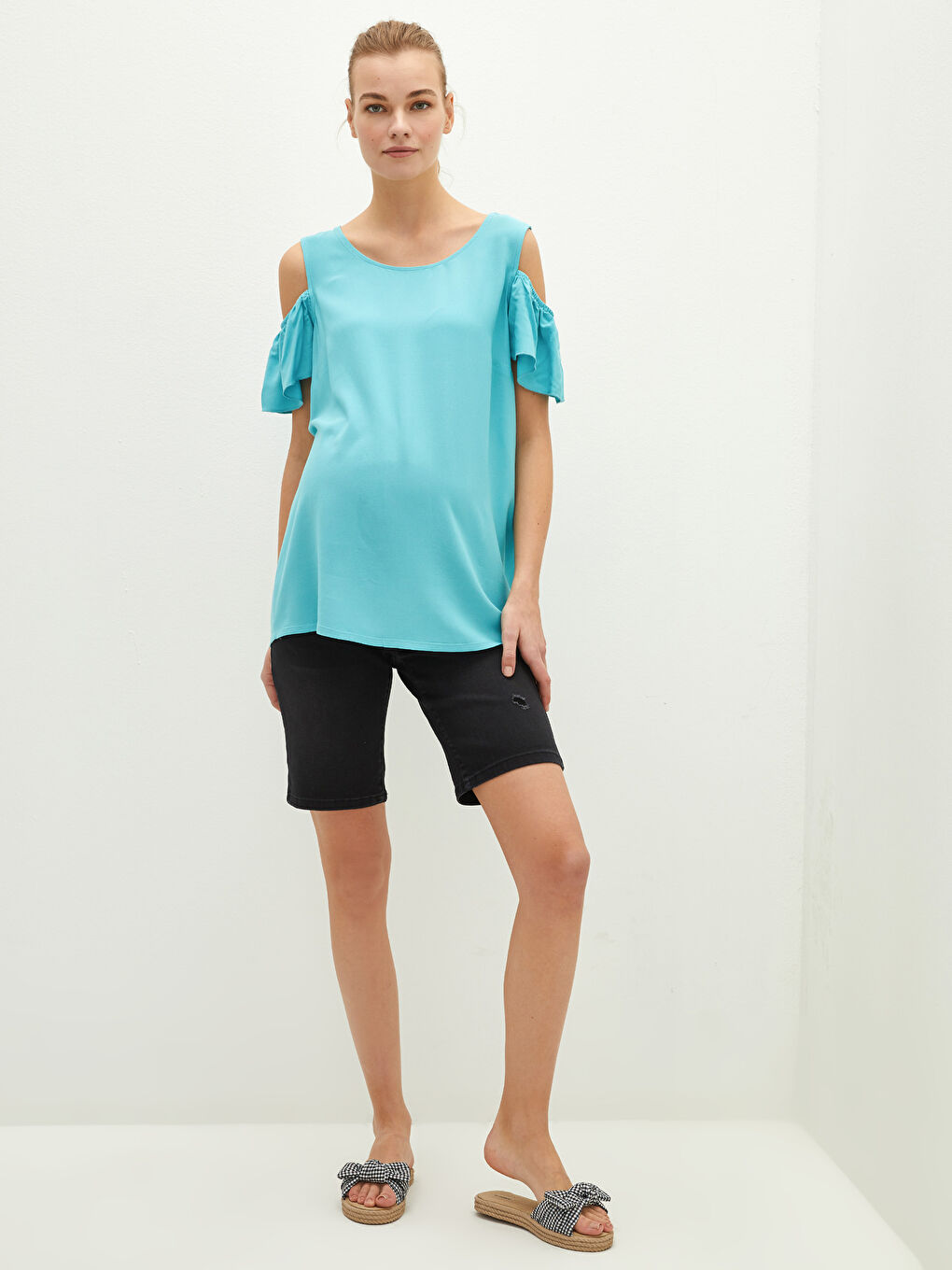 Blouse de grossesse en viscose à manches courtes avec détails à volants et encolure en U uni-1