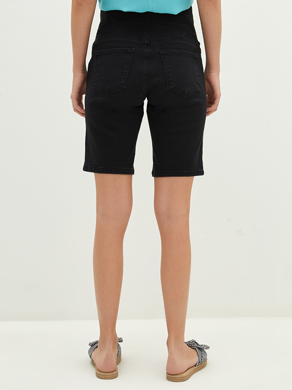 Blouse de grossesse en viscose à manches courtes avec détails à volants et encolure en U uni-3