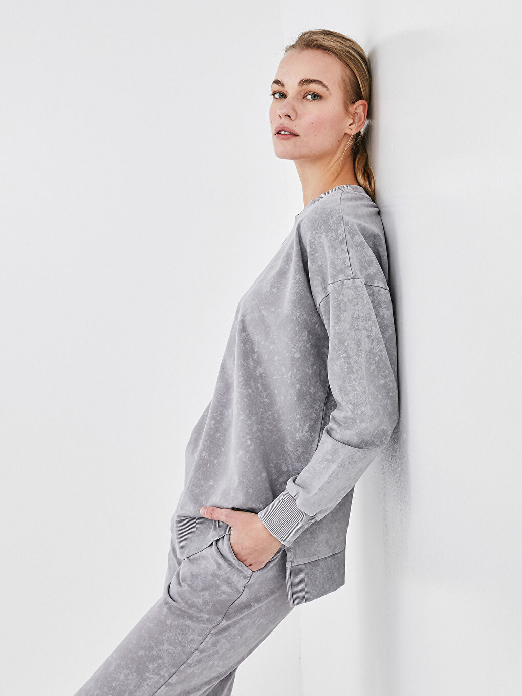 Gri Bisiklet Yaka Batik Desenli Uzun Kollu Kadın Sweatshirt-1