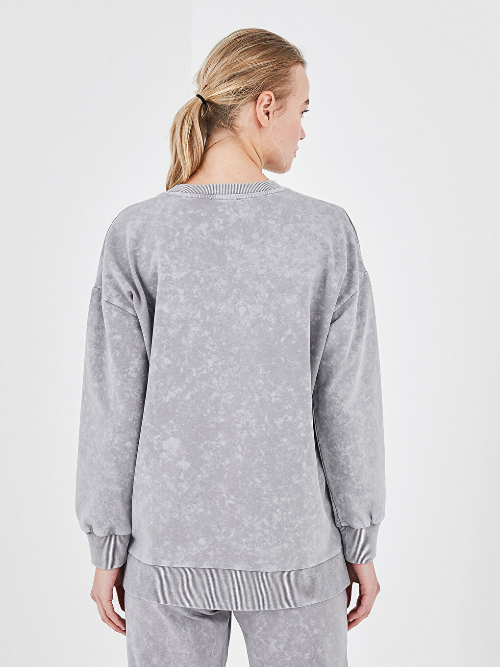 Gri Bisiklet Yaka Batik Desenli Uzun Kollu Kadın Sweatshirt-4