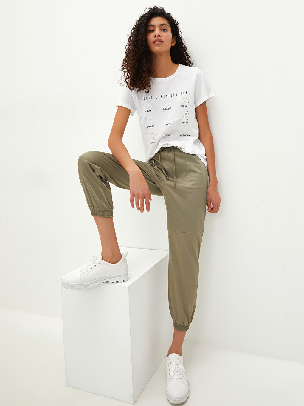 Yeşil Beli Lastikli Bol Fit Cep Detaylı Saten Kadın Jogger Pantolon