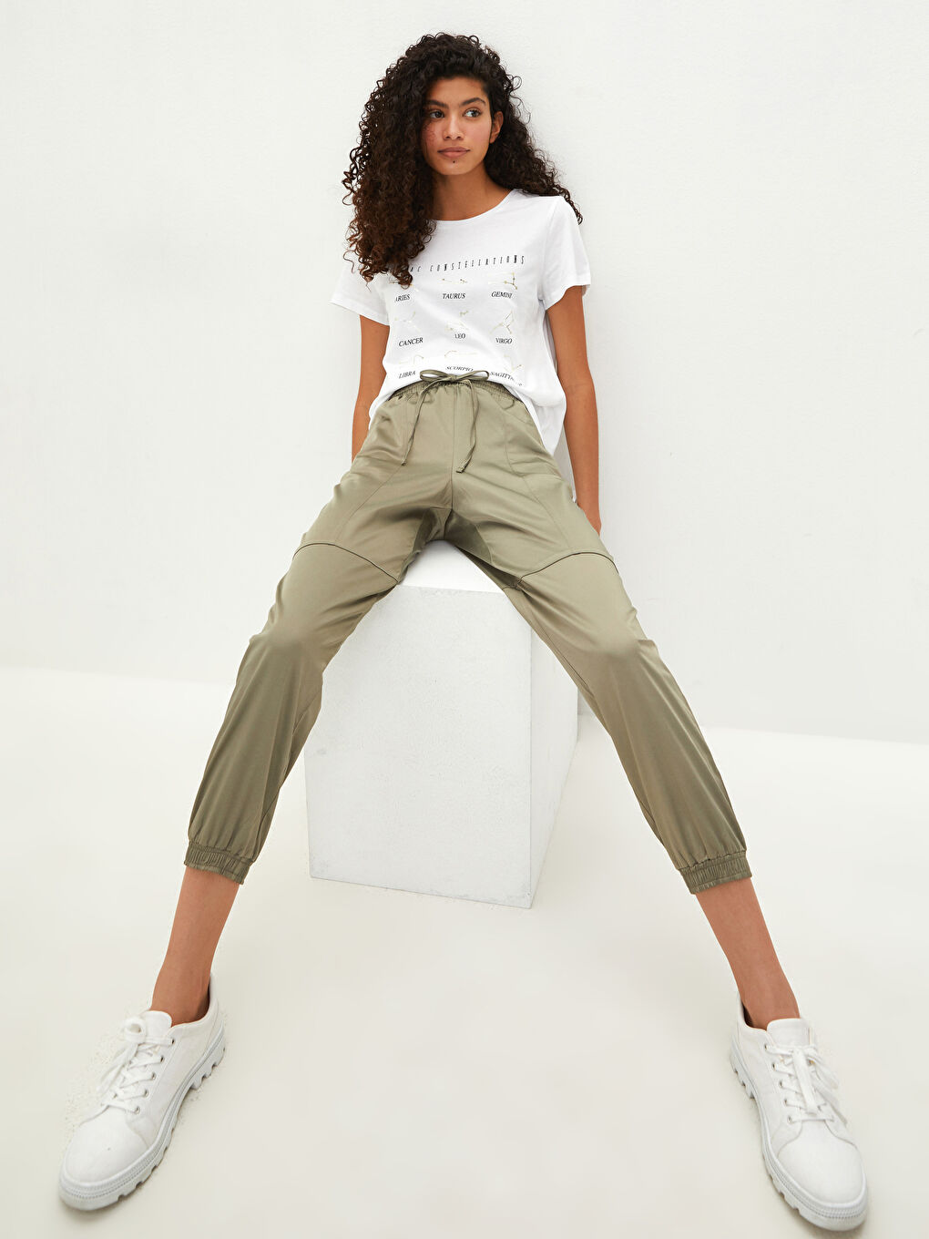 Yeşil Beli Lastikli Bol Fit Cep Detaylı Saten Kadın Jogger Pantolon-1