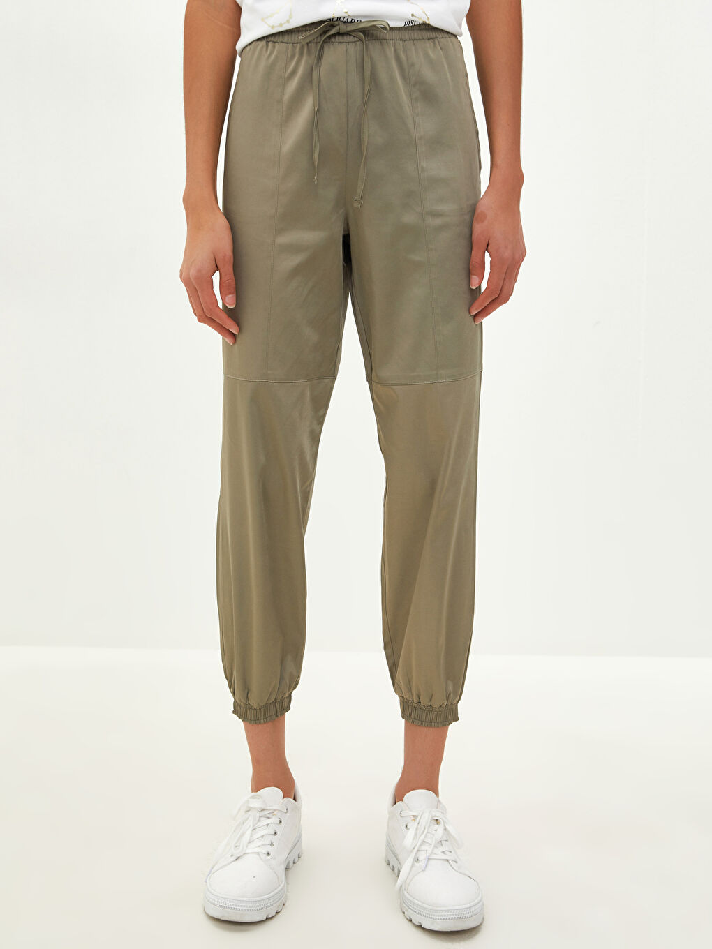 Yeşil Beli Lastikli Bol Fit Cep Detaylı Saten Kadın Jogger Pantolon-2