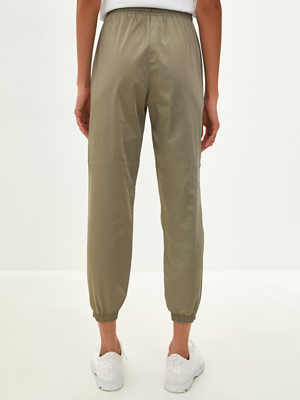 Yeşil Beli Lastikli Bol Fit Cep Detaylı Saten Kadın Jogger Pantolon-3