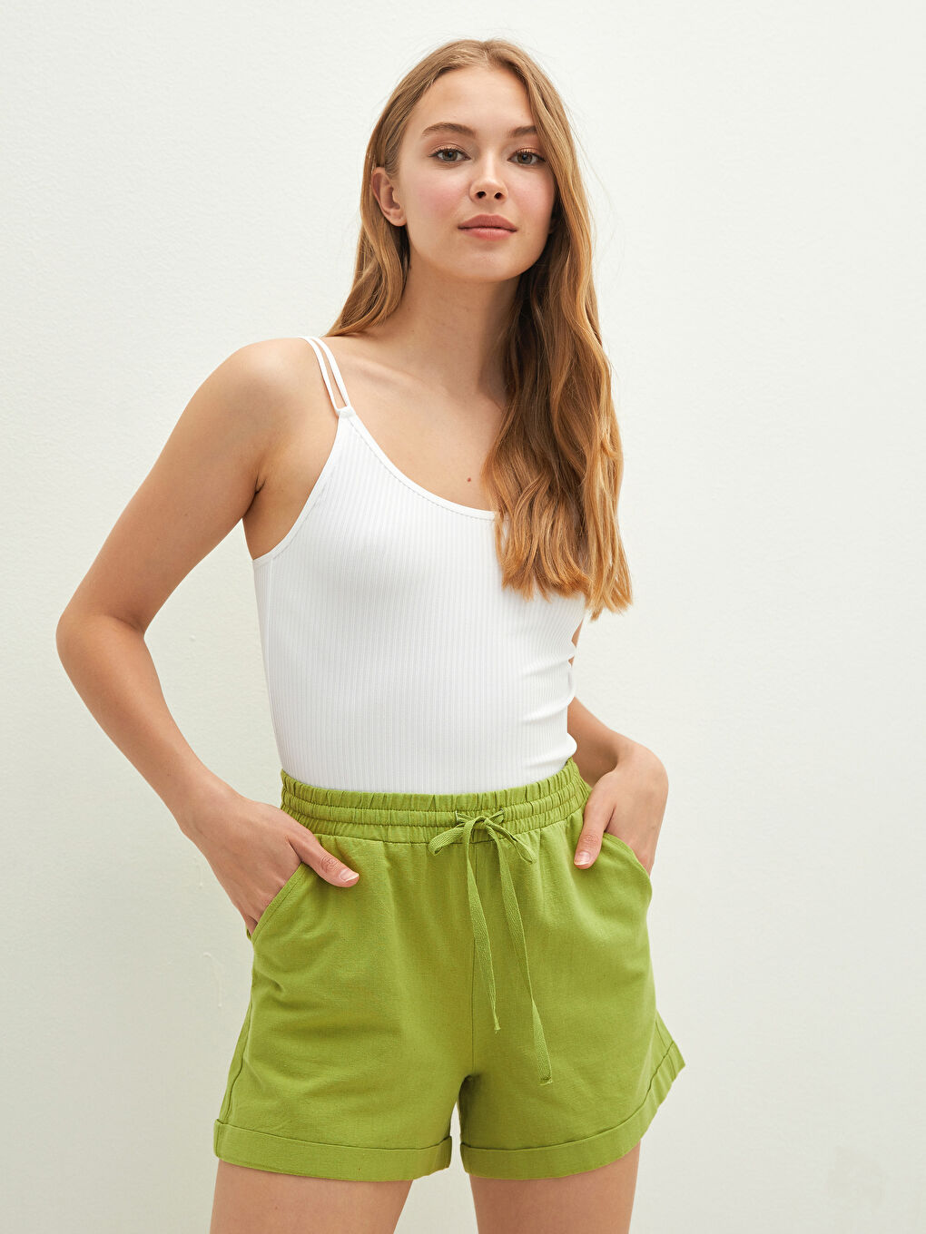 Женские бермуды с плоскими карманами и эластичным поясом-1