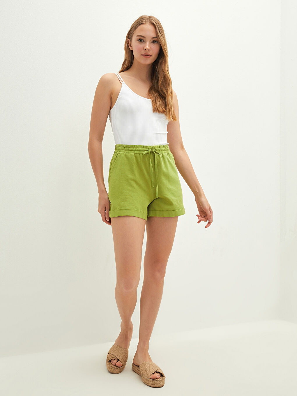 Женские бермуды с плоскими карманами и эластичным поясом-2