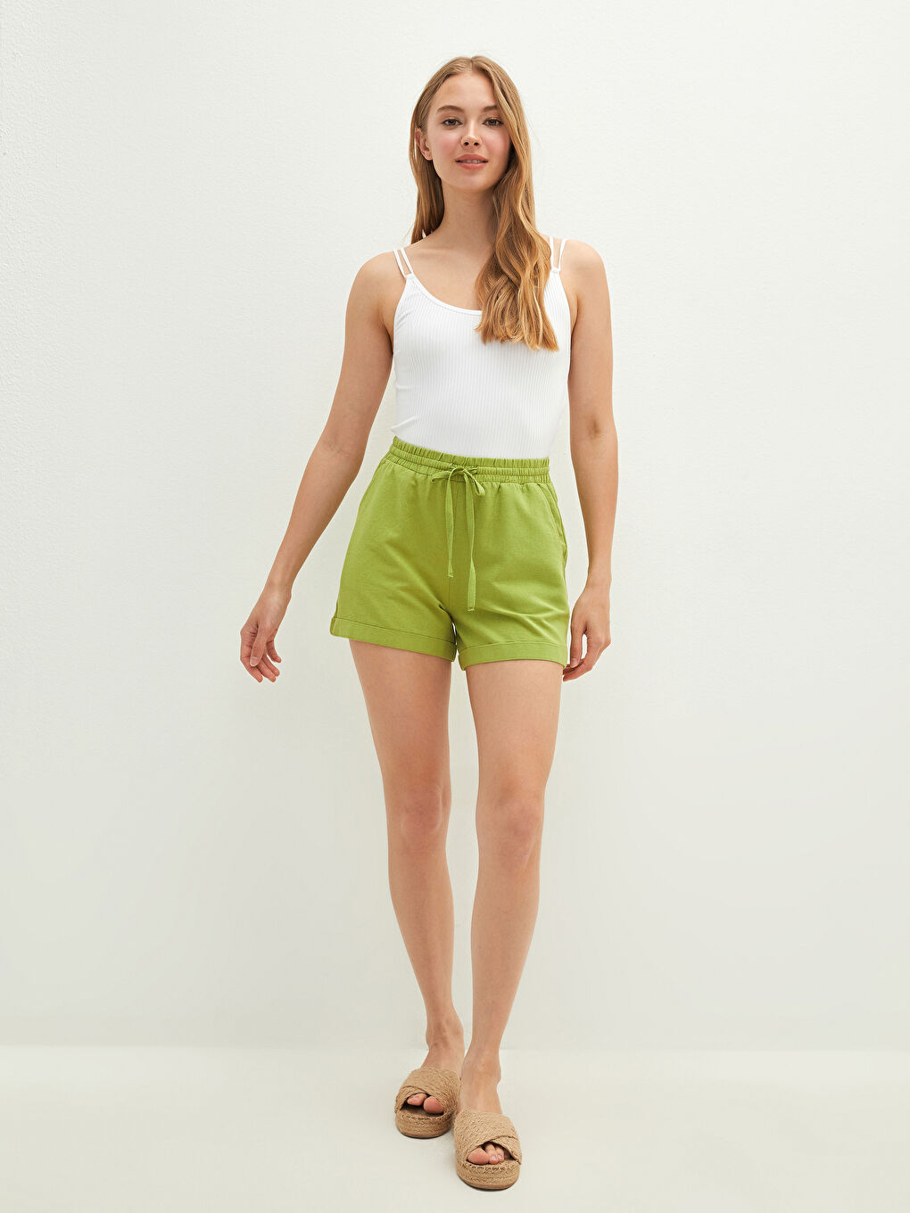 Женские бермуды с плоскими карманами и эластичным поясом-3