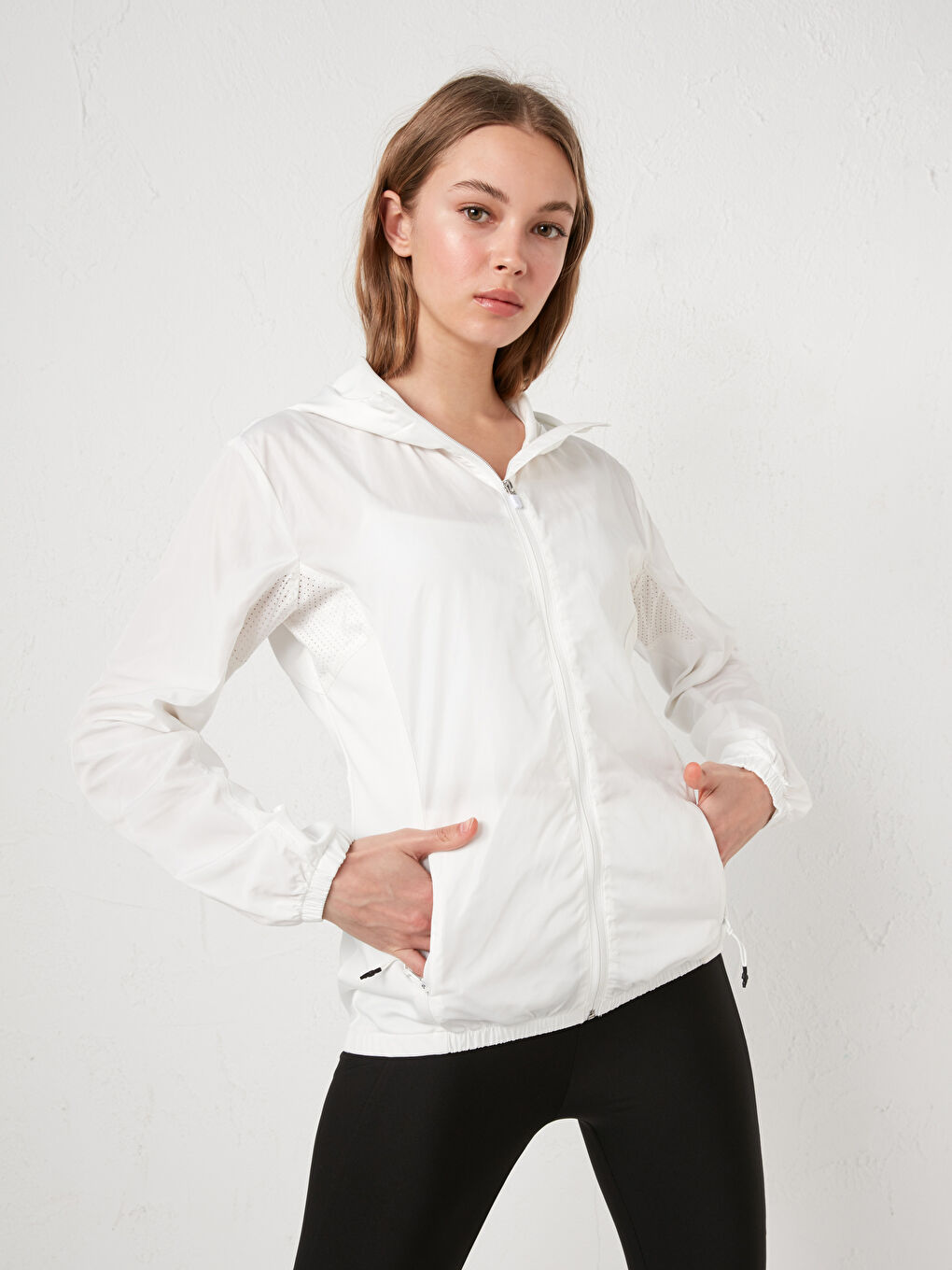 Beyaz Kapüşon Yaka Cep Detaylı Uzun Kollu Kadın Outdoor Yağmurluk-1
