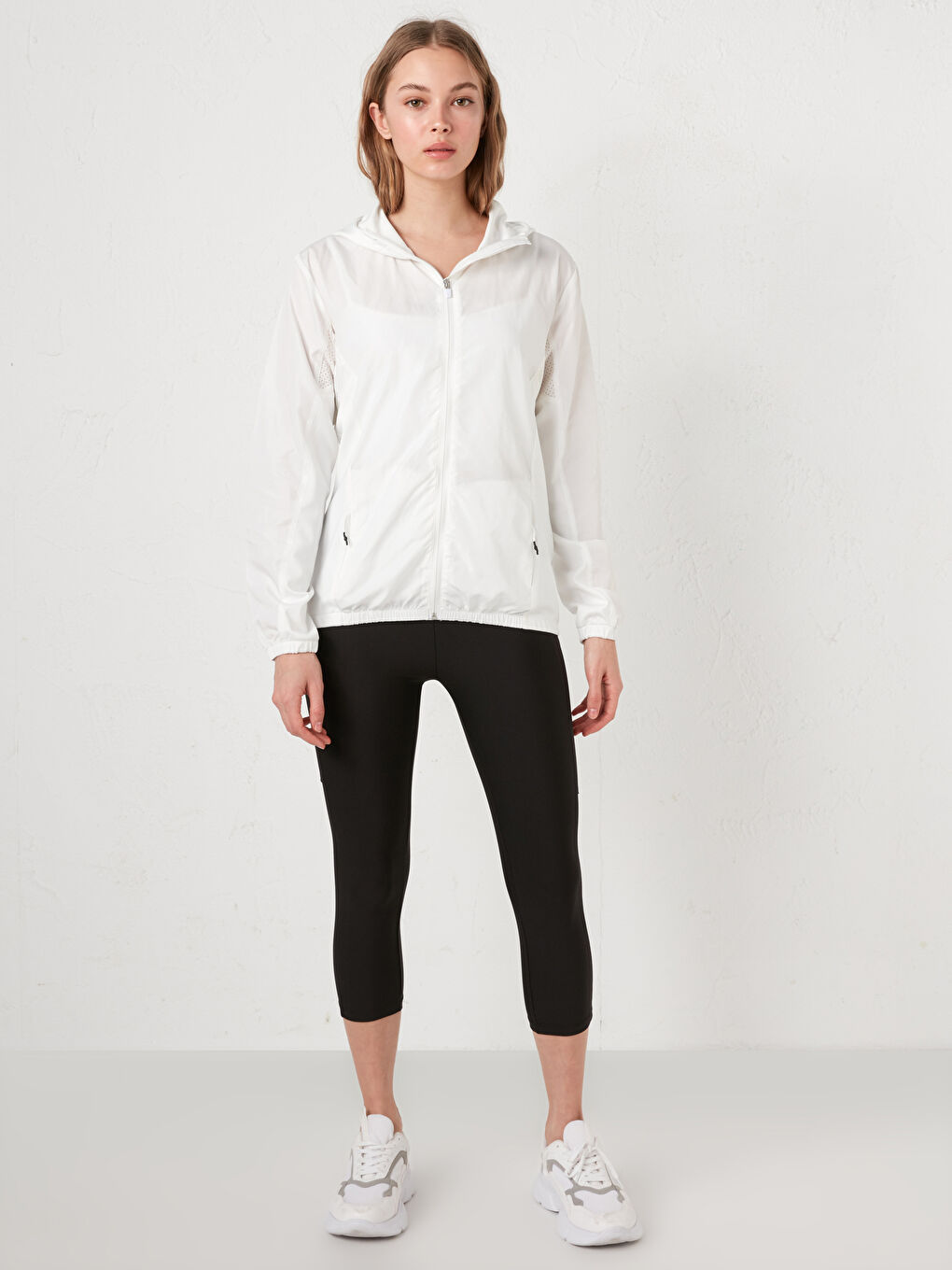 Beyaz Kapüşon Yaka Cep Detaylı Uzun Kollu Kadın Outdoor Yağmurluk-2