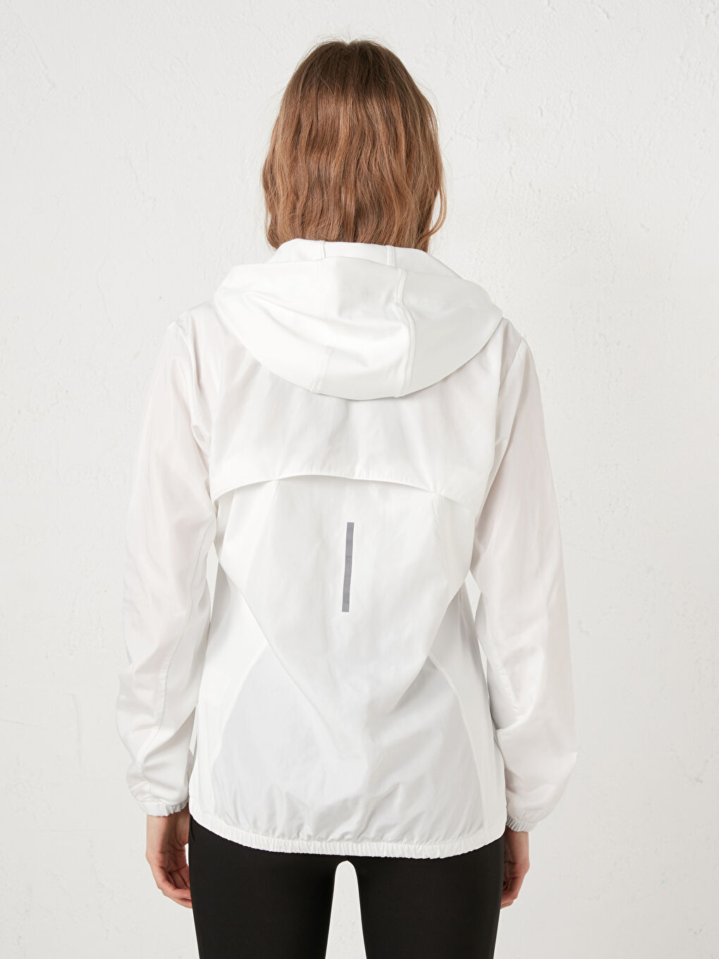 Beyaz Kapüşon Yaka Cep Detaylı Uzun Kollu Kadın Outdoor Yağmurluk-3