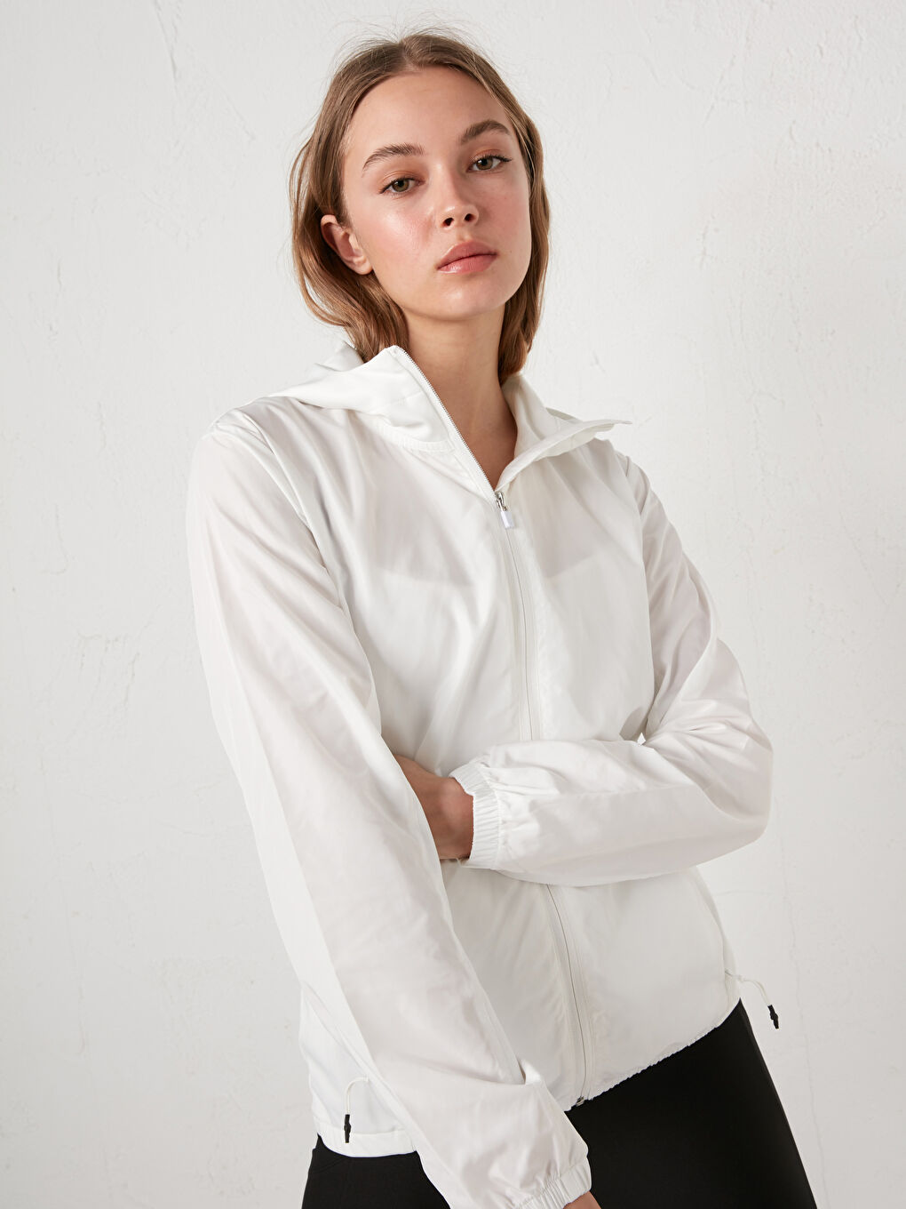 Beyaz Kapüşon Yaka Cep Detaylı Uzun Kollu Kadın Outdoor Yağmurluk-4