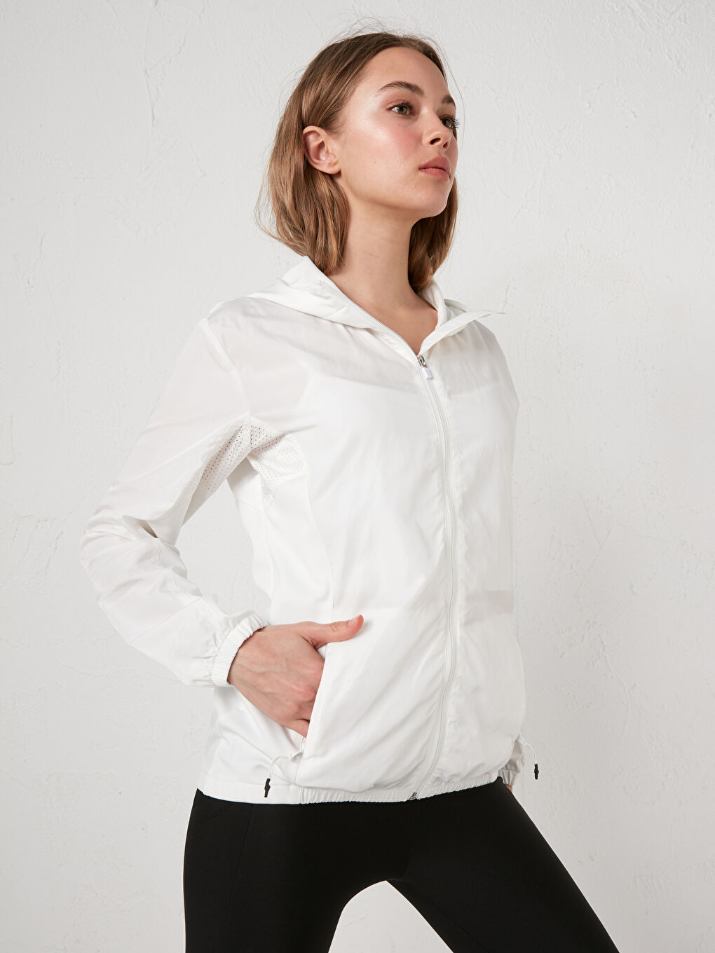 Beyaz Kapüşon Yaka Cep Detaylı Uzun Kollu Kadın Outdoor Yağmurluk