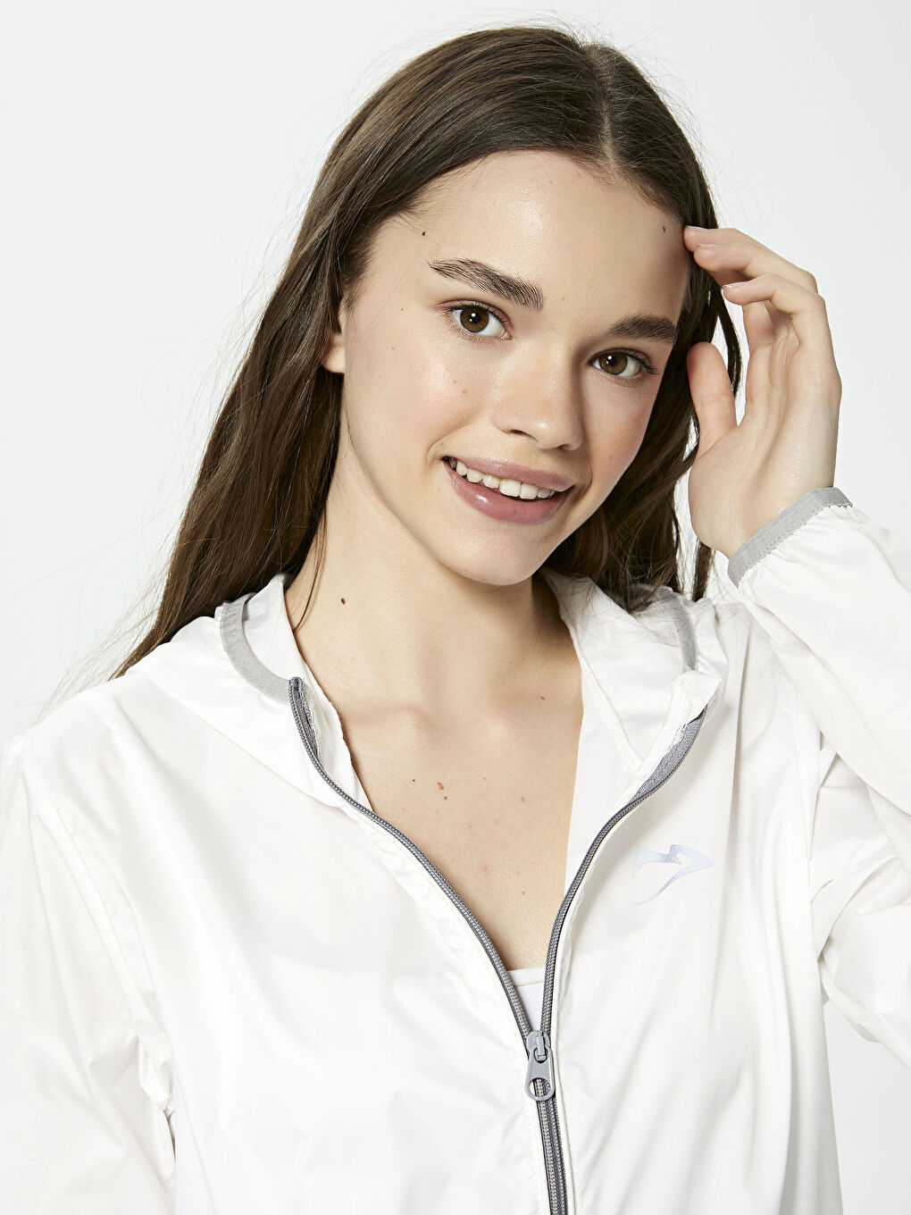 Beyaz Kapüşonlu Reflektör Detaylı Çanta Olabilen Uzun Kollu Outdoor Kadın Yağmurluk-1