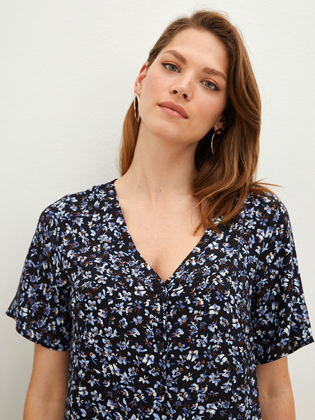 Lacivert V Yaka Çiçekli Kısa Kollu Düğme Kapamalı Viskon Kadın Elbise-1