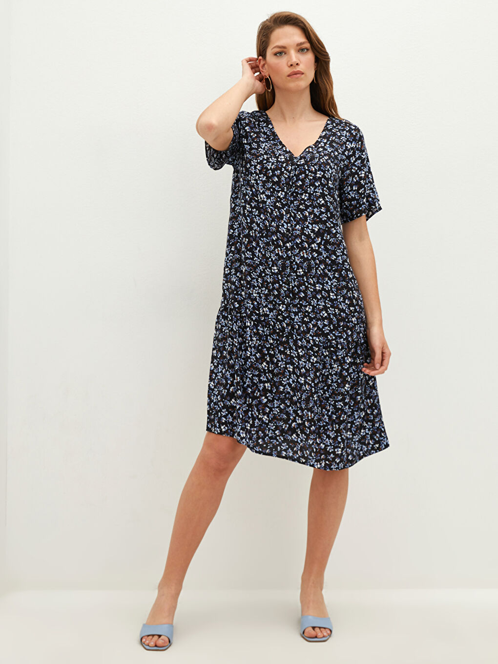 Lacivert V Yaka Çiçekli Kısa Kollu Düğme Kapamalı Viskon Kadın Elbise-3