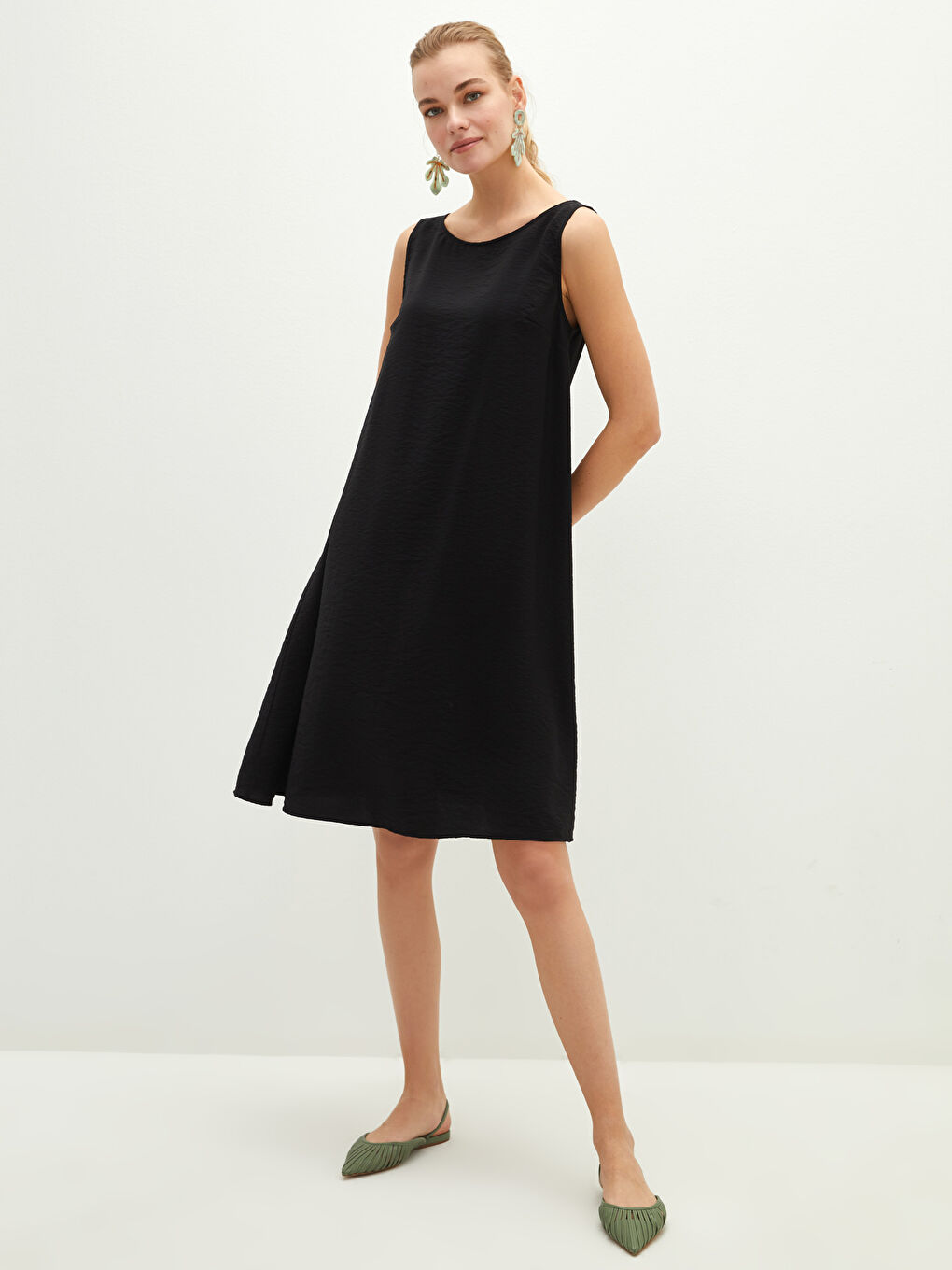 Siyah Kadın Bisiklet Yaka Düz Kolsuz Elbise