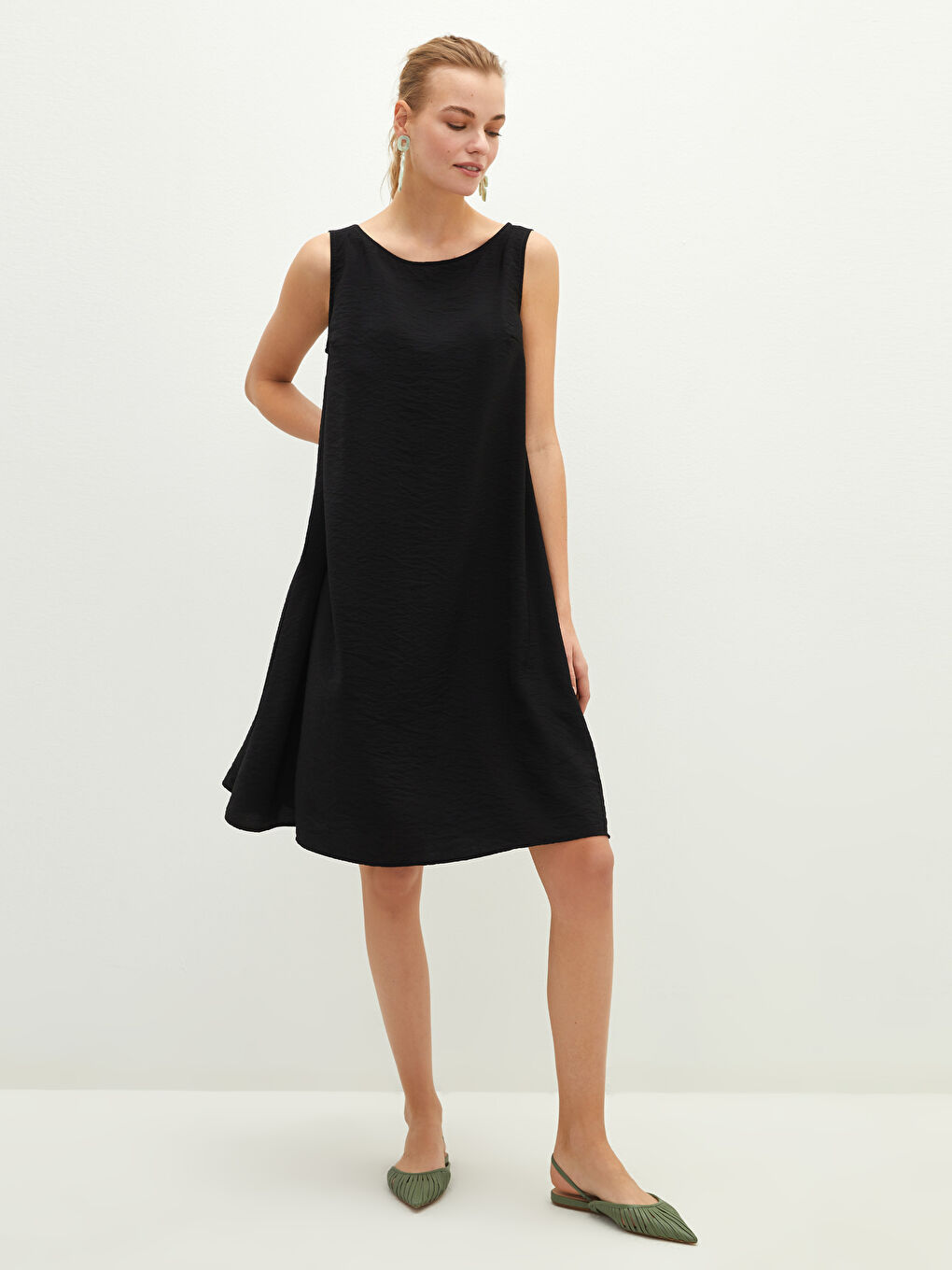 Siyah Kadın Bisiklet Yaka Düz Kolsuz Elbise-1