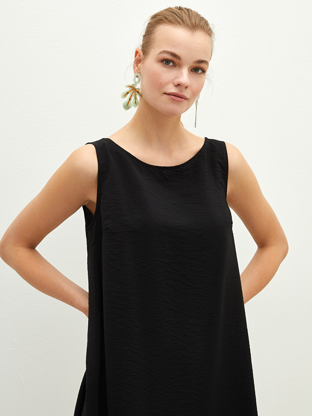 Siyah Kadın Bisiklet Yaka Düz Kolsuz Elbise-2